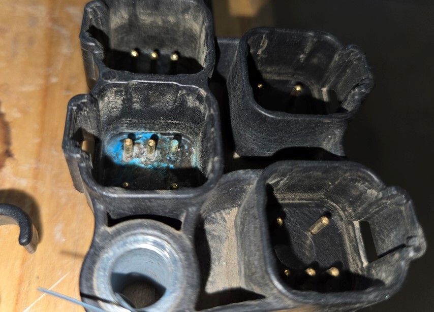 Picture of a connector with corrosion